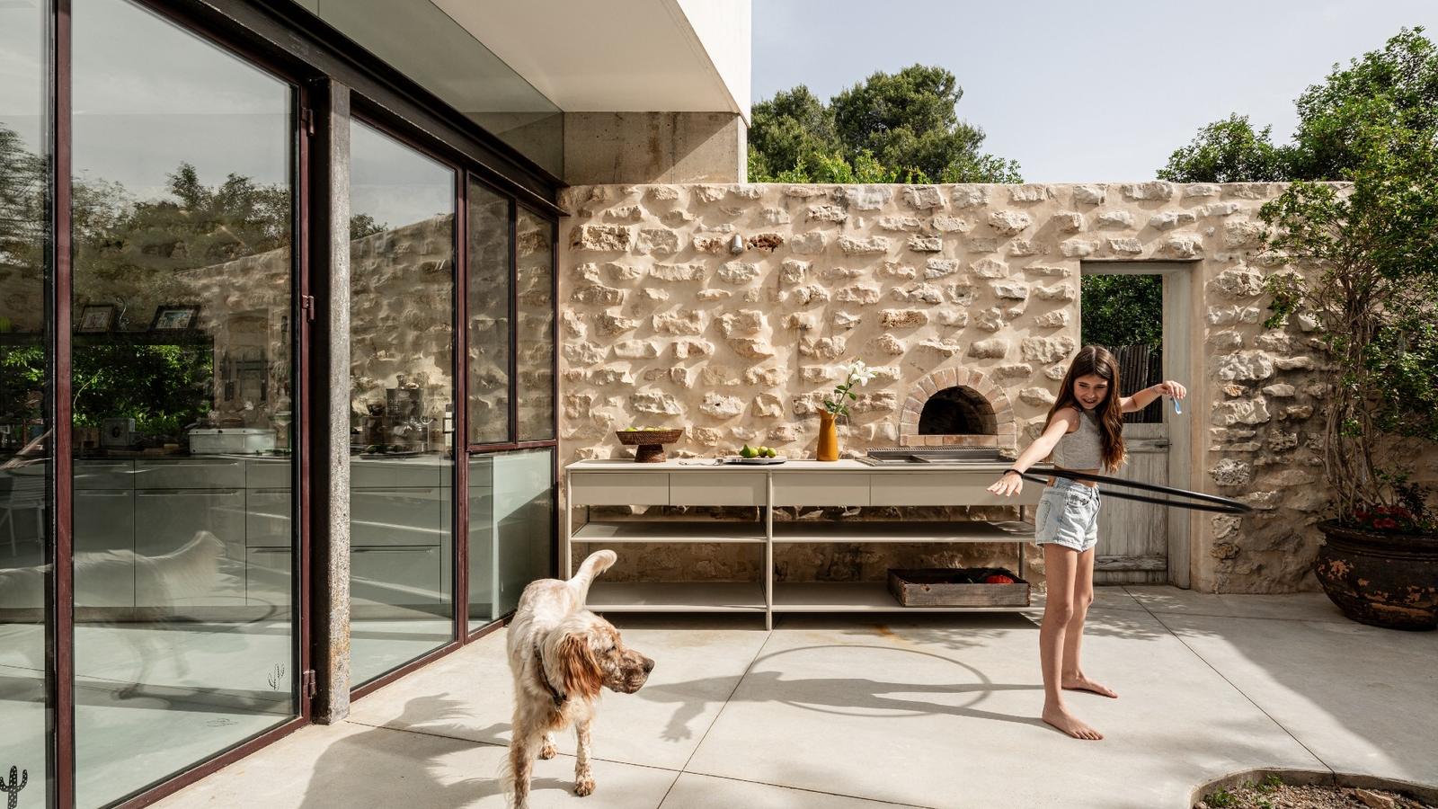 CSL open kitchen in courtyard, girl with hula hoop and dog