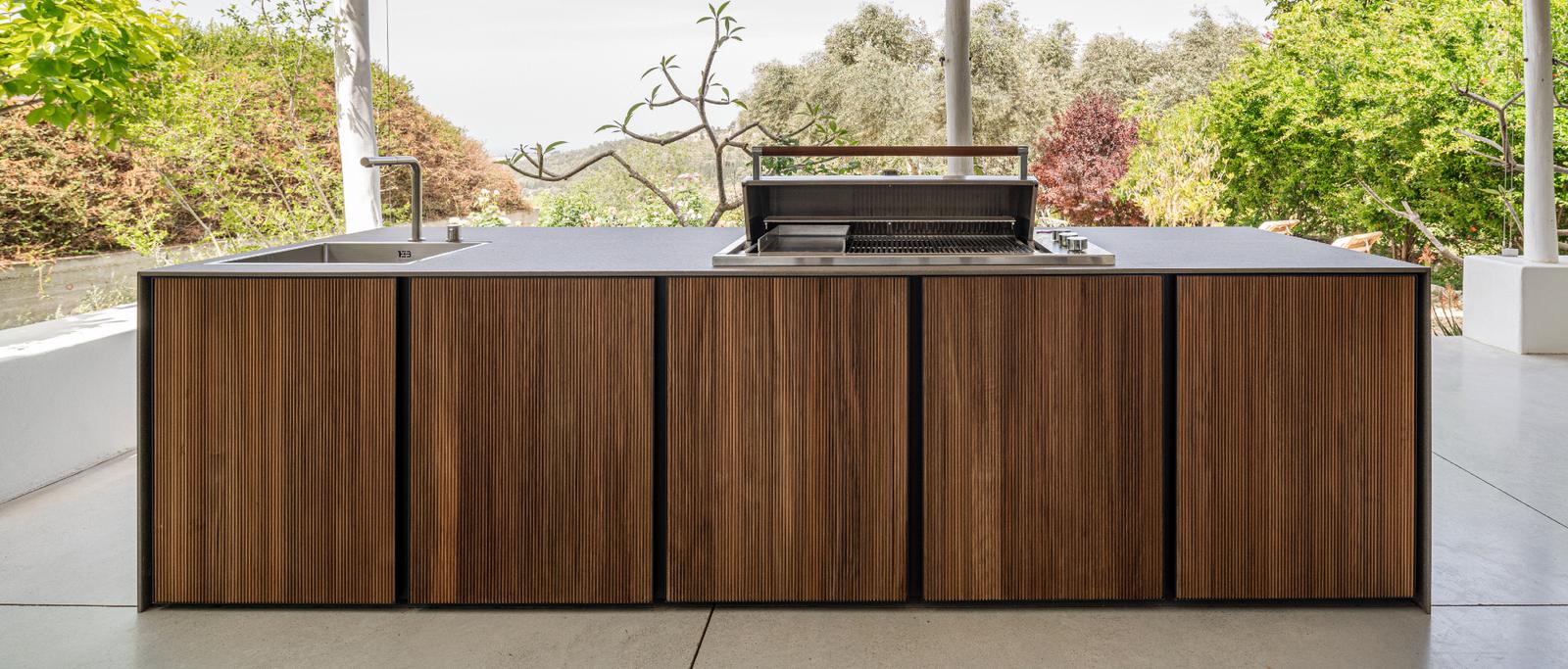 STRATO outdoor kitchen with timber-slat fronts, front view